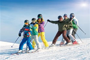 Kinder fahren Ski